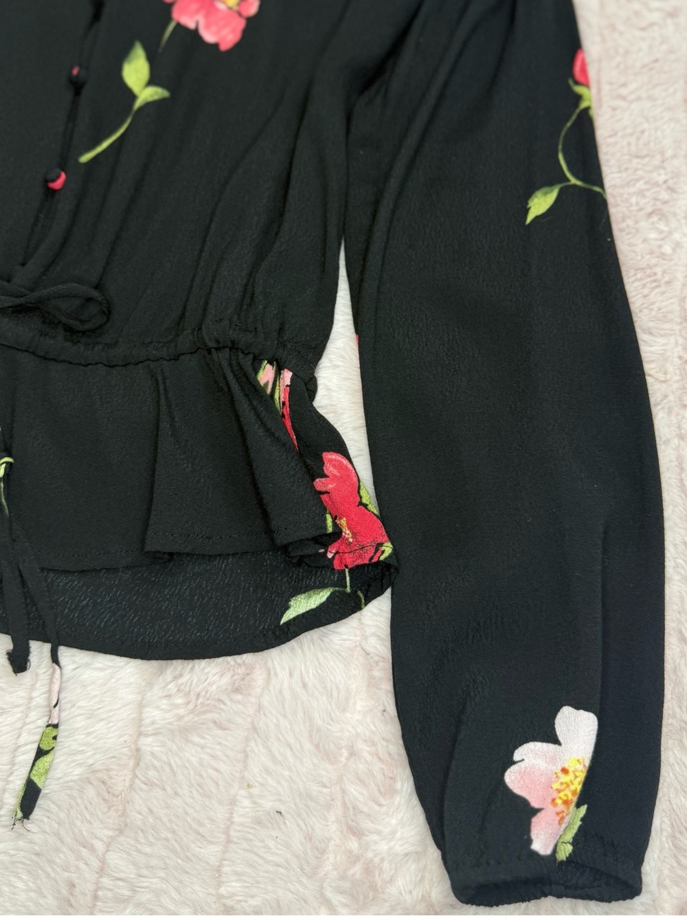 Rails - NWOT Black, Pink, & Red Floral V-Neck Tie-Waist Blouse - Size S - Picture 5 of 6